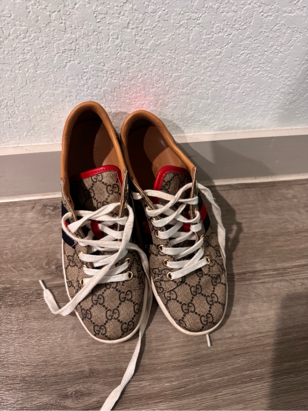 Gucci GG Supreme Low-Top Sneakers in Beige with Red & Navy Web - Picture 3 of 6